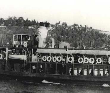 ÜSKÜDAR VAPURU FACİASINDAN SAĞ KURTULAN ANNESİNİN SARSICI HİKAYESİNİ ANLATTI 392 KİŞİYE MEZAR OLAN VAPUR FACİASI ÜZERİNDEN 68 YIL GEÇTİ "ANNEMİN MERDİVENLERDEN ÇIKIŞI, BANA SARILIŞI VE 'SENİN İÇİN YAŞAMAK İSTEDİM' DEMESİ BENİM İÇİN UNUTAMAYACAĞIM BİR HATIRA"