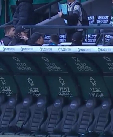 Penaltı Kararı Sonrası Yedek Kulübesi Sahayı Terk Etti!