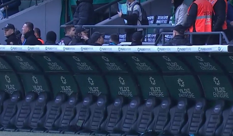 Penaltı Kararı Sonrası Yedek Kulübesi Sahayı Terk Etti!