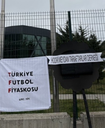 Riva'da Siyah Çelenkli Protesto Kocaelispor Taraftarından TFF'ye Sert Tepki!