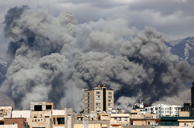 Tahran Semalarında Kara Dumanlar! İsrail, İran Devlet Televizyonu’nu Vurdu