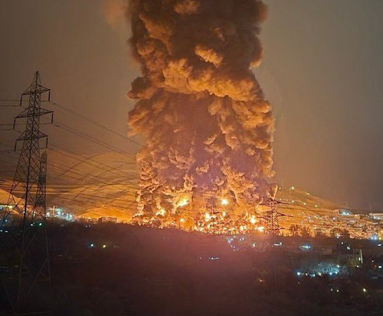 Tahran’ın Enerji Damarı Kesildi! Dev Petrol Deposu Vuruldu, Şehir Yanıyor