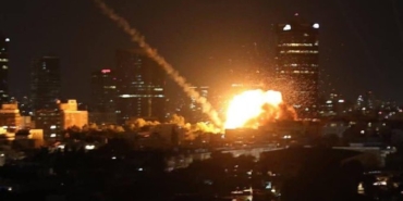 Tel Aviv Alevler İçinde! İran Füzesinin İsabet Anı Kamerada