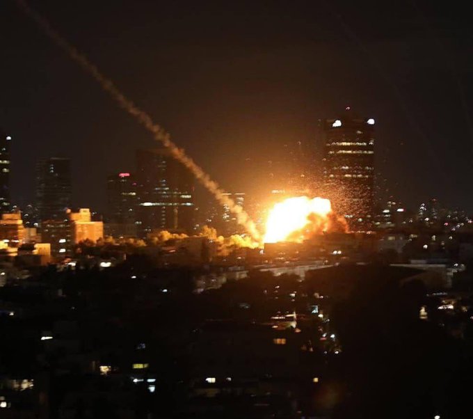 Tel Aviv Alevler İçinde! İran Füzesinin İsabet Anı Kamerada