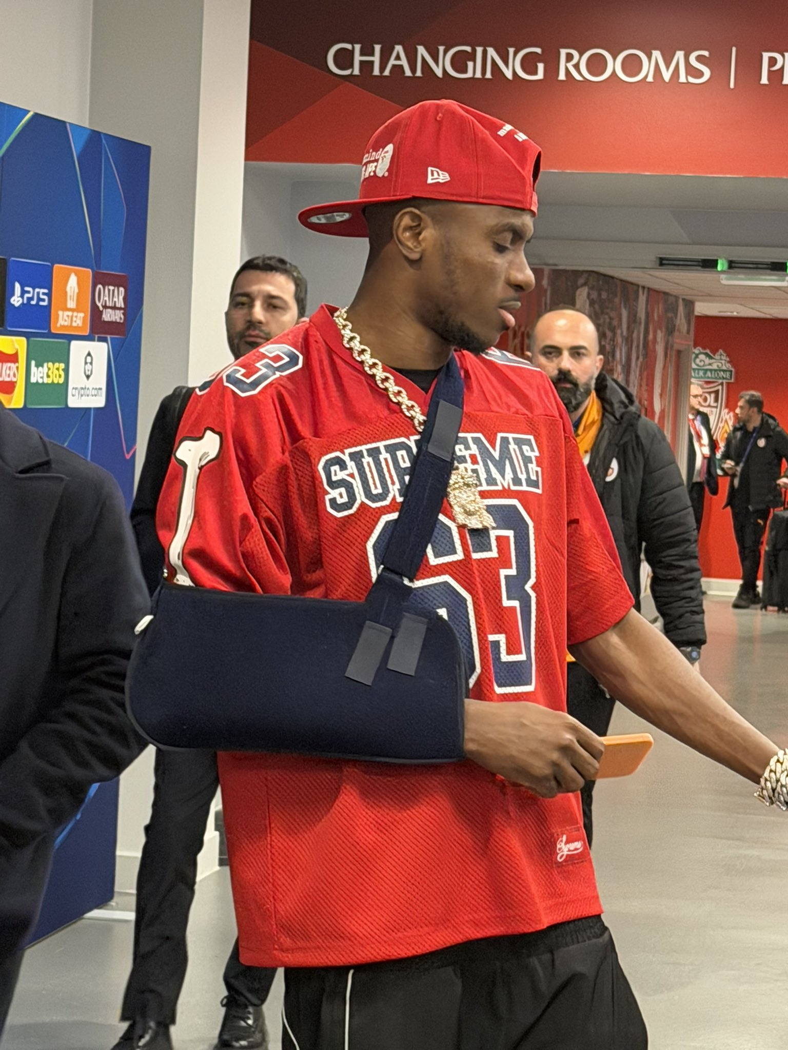 Victor Osimhen kolundaki kırık nedeniyle ameliyat olabilir