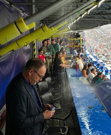 CAMP NOU'DA YAĞMUR KRİZİ: BASIN TRİBÜNÜNÜ SU BASTI